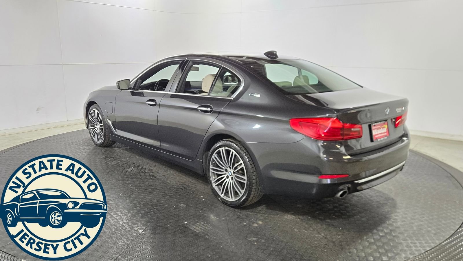 Used 2018 BMW 530e xDrive w/ Premium Package 2 image 5