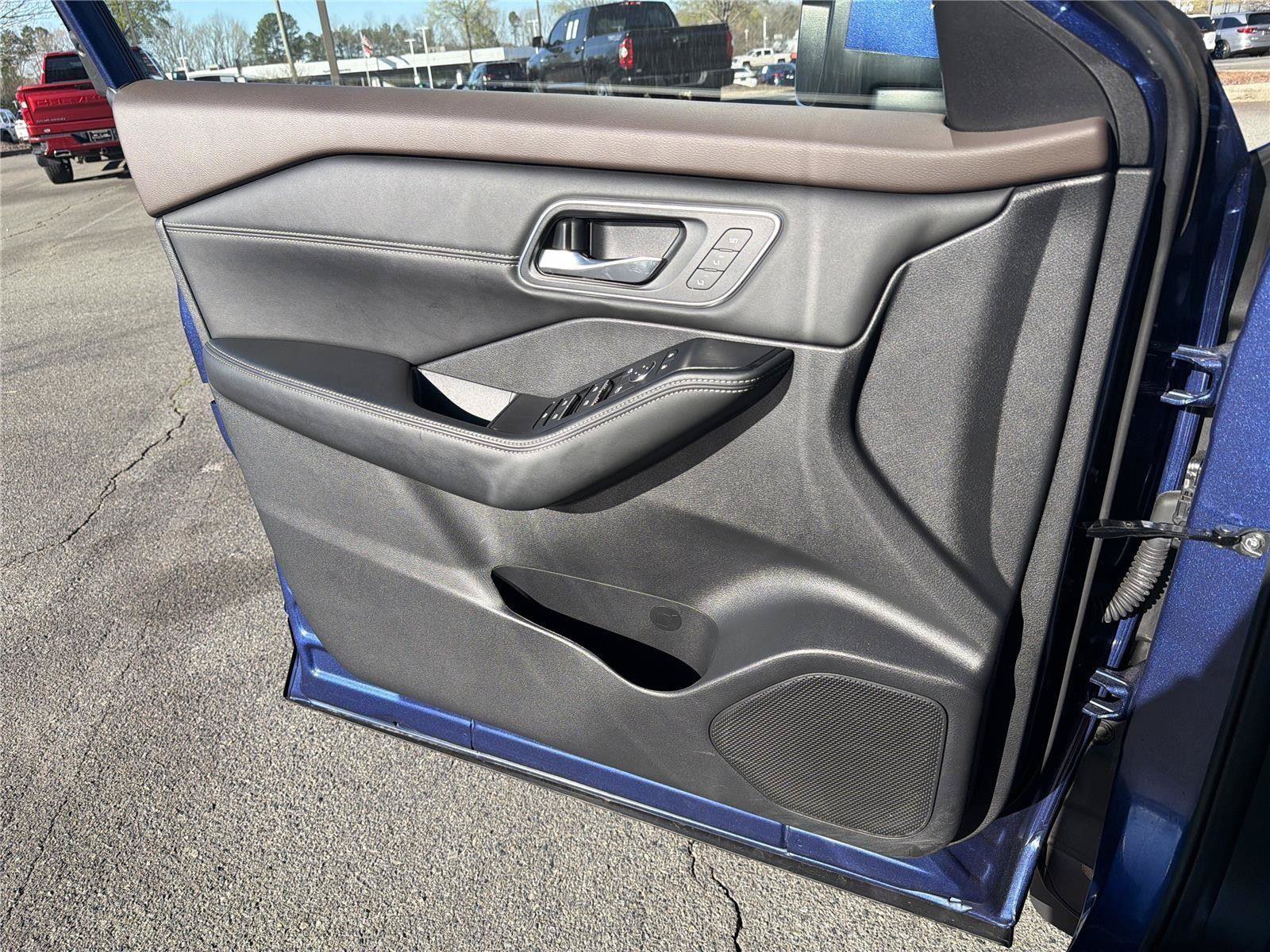 Used 2023 Nissan Rogue Platinum AWD/4WD image 24