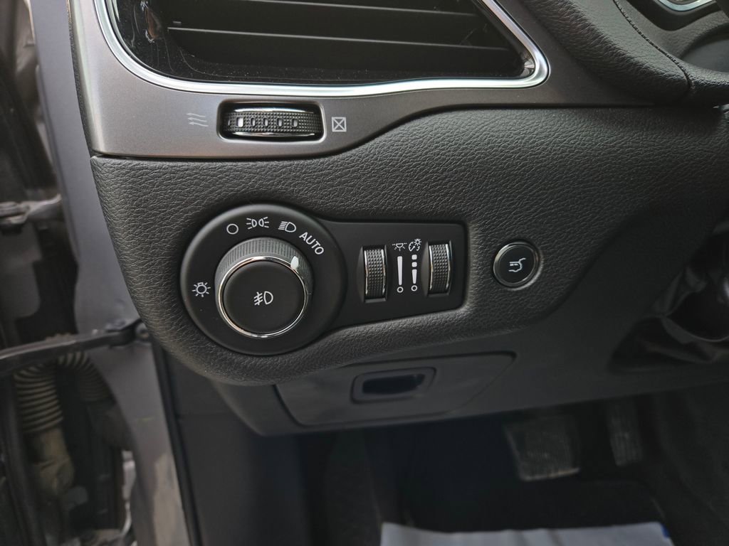 Used 2019 Jeep Cherokee Limited w/ Technology Group image 15