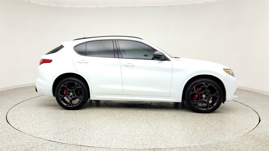 Used 2023 Alfa Romeo Stelvio Veloce AWD/4WD image 4