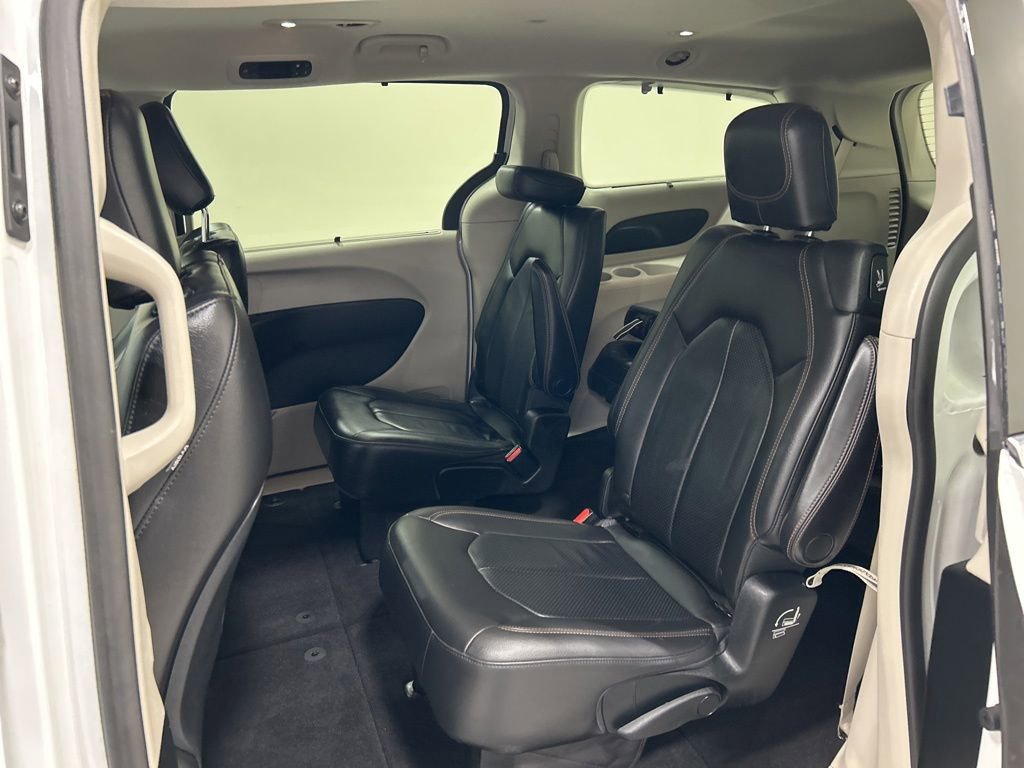 Used 2018 Chrysler Pacifica Touring-L FWD image 26