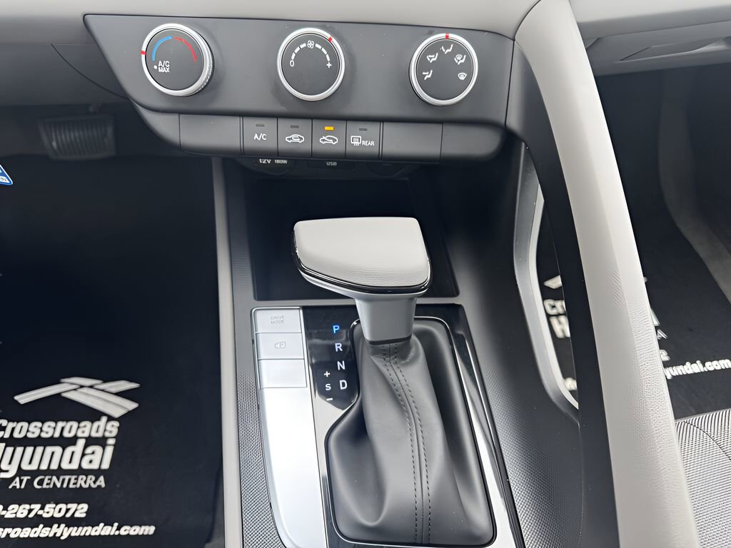 Used 2025 Hyundai Elantra SE image 24