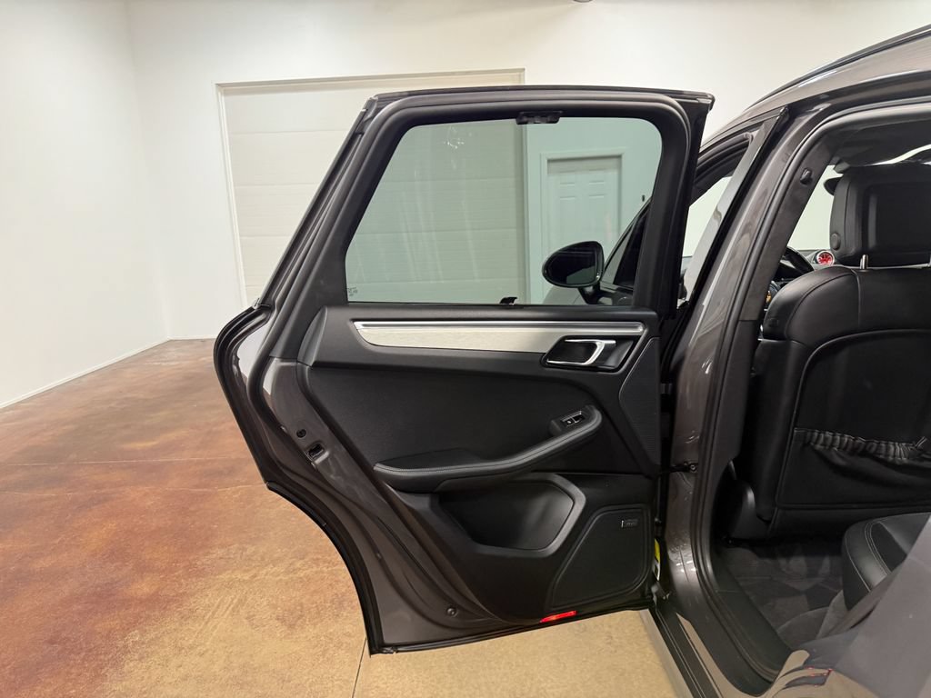 Used 2015 Porsche Macan Turbo AWD/4WD image 46