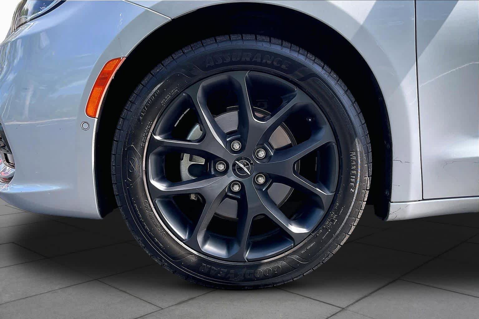 Used 2023 Chrysler Pacifica Touring-L w/ S Appearance Package FWD image 10