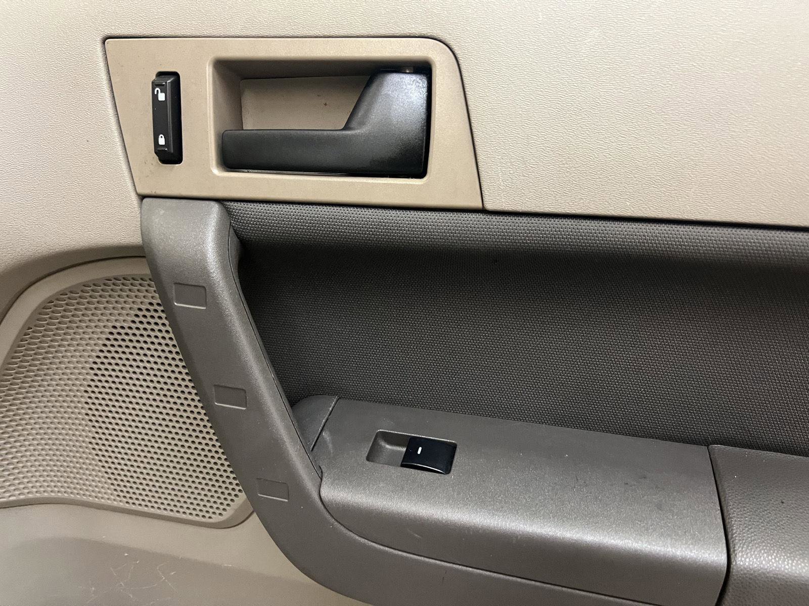 Used 2010 Ford Focus SE image 26