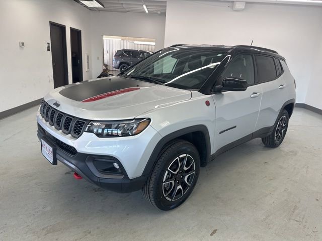 Used 2025 Jeep Compass Trailhawk AWD/4WD image 4