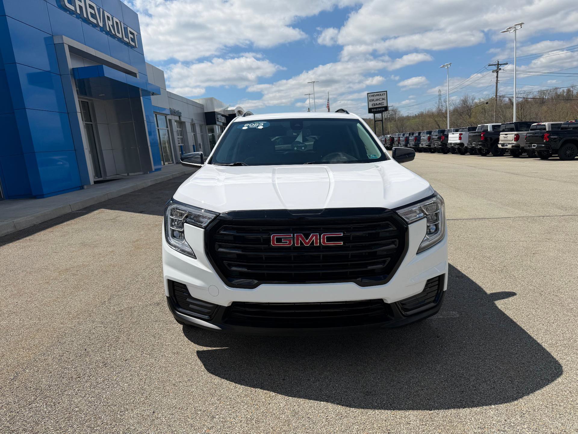 Used 2023 GMC Terrain SLE w/ Driver Convenience Package image 9
