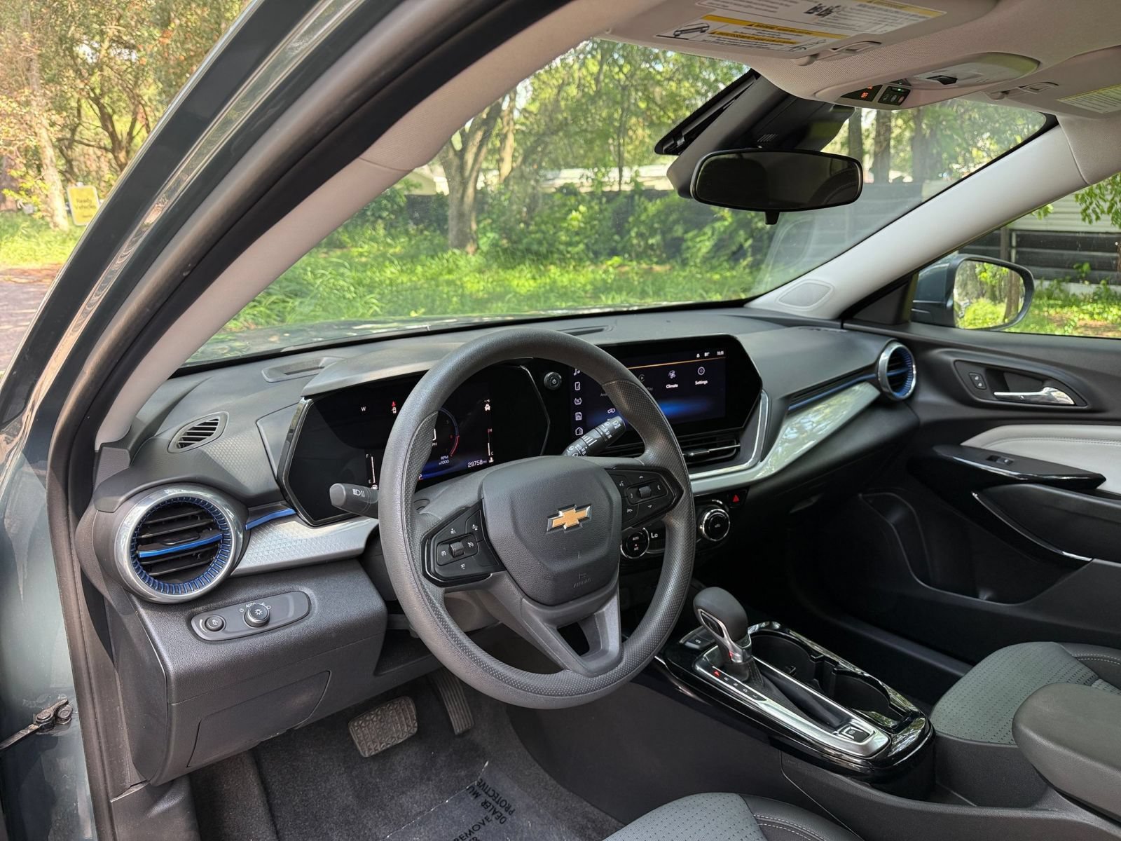 Used 2025 Chevrolet Trax LT FWD image 31