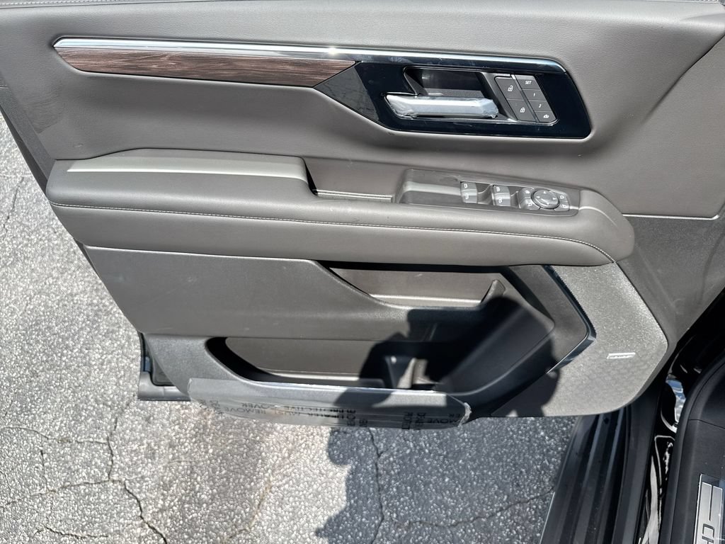 New 2026 Chevrolet Suburban LT w/ Comfort Package AWD/4WD image 15