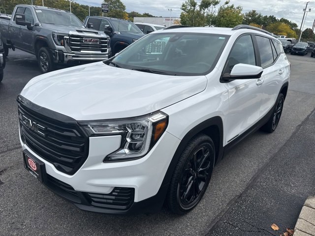 Used 2022 GMC Terrain SLE w/ Driver Convenience Package image 3