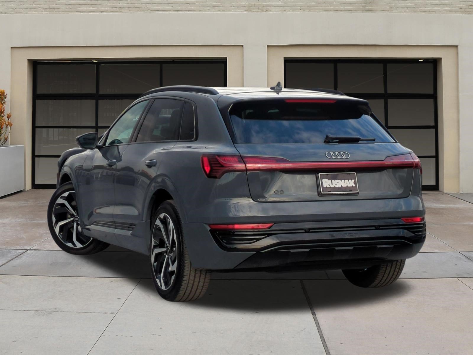 Used 2024 Audi Q8 e-tron Premium Plus AWD/4WD image 2