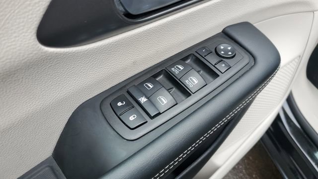 Certified 2024 Chrysler Pacifica Touring-L image 7