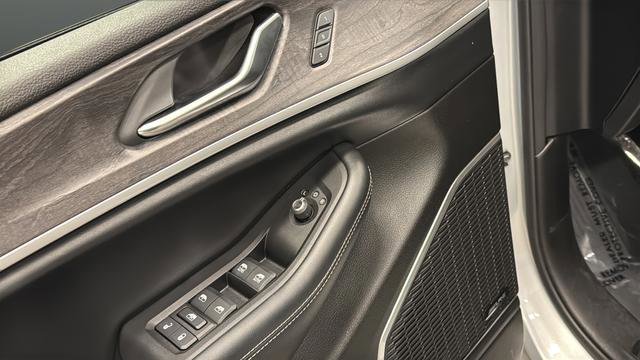 Used 2022 Jeep Grand Cherokee L Limited image 33