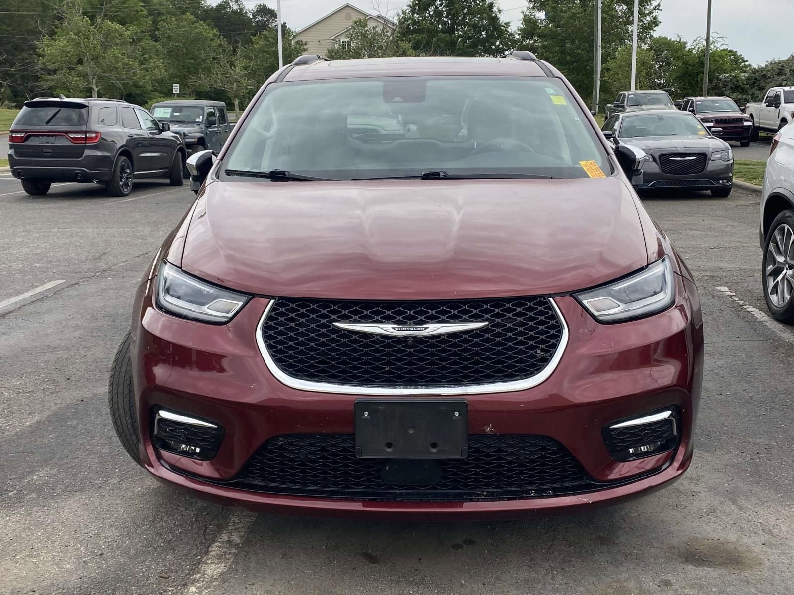 Used 2023 Chrysler Pacifica Limited w/ Uconnect Theater Family Group FWD image 2