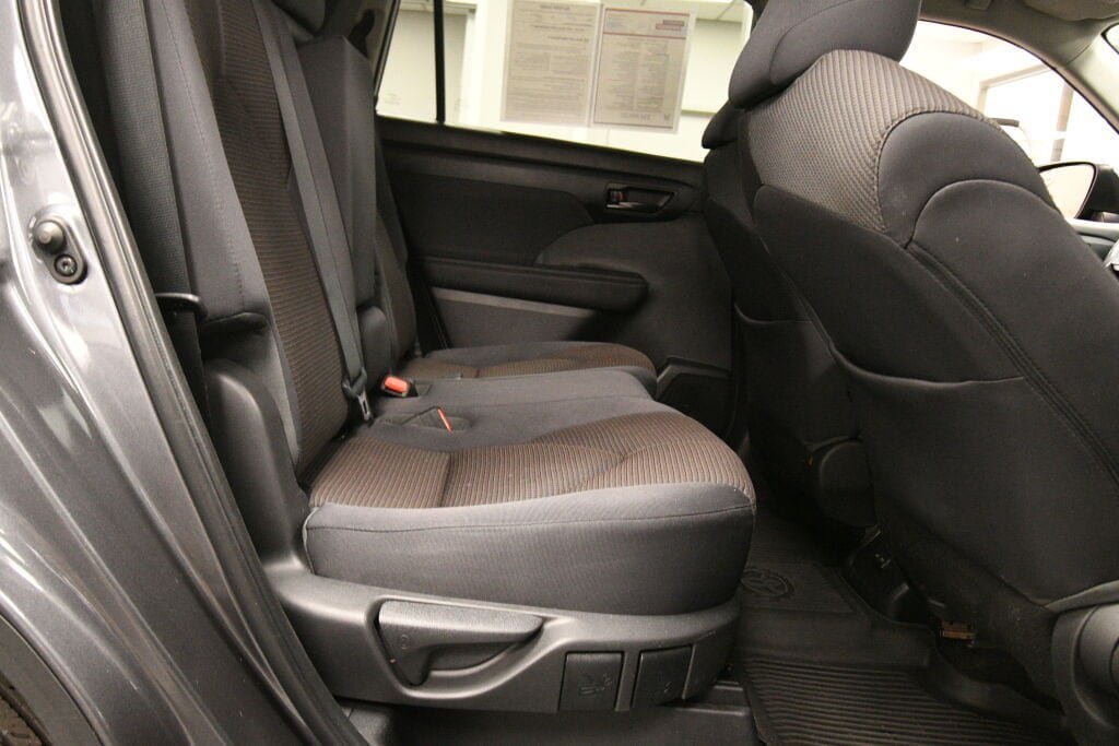 Used 2023 Toyota Highlander LE FWD image 25