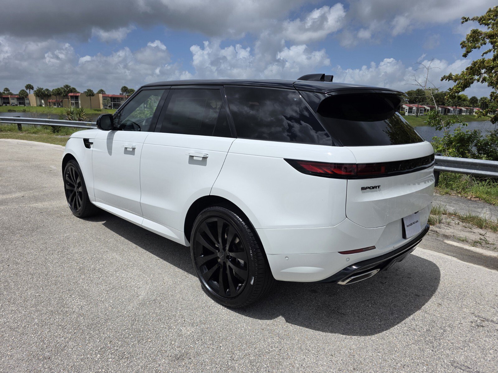 New 2026 Land Rover Range Rover Sport Dynamic SE AWD/4WD image 2