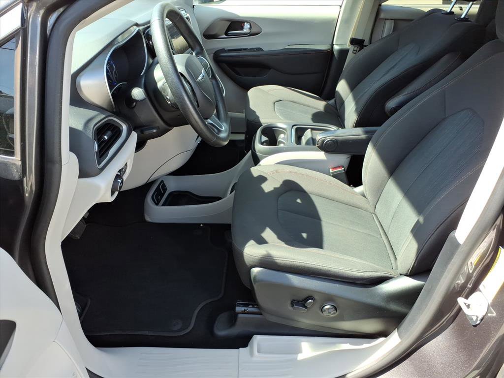 Used 2020 Chrysler Pacifica Touring image 11