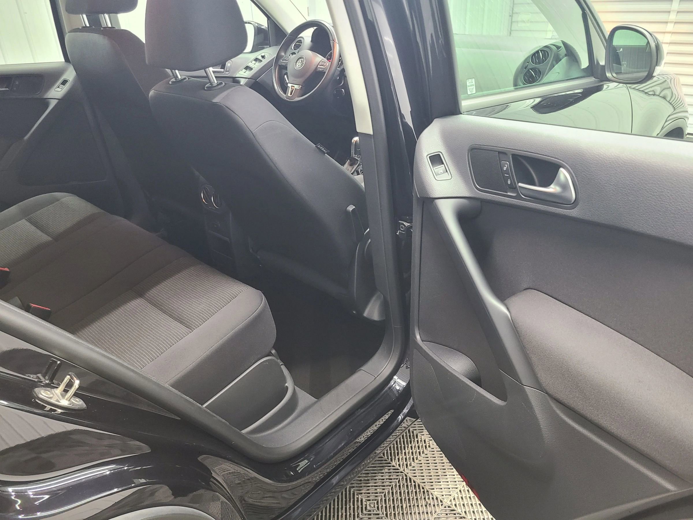 Used 2014 Volkswagen Tiguan S image 39