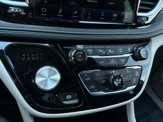 Used 2023 Chrysler Pacifica Limited image 32