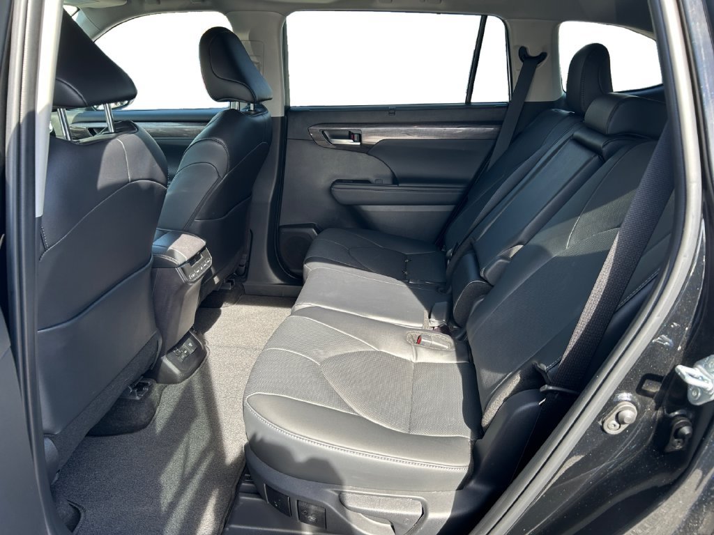 Used 2025 Toyota Highlander Limited AWD/4WD image 20