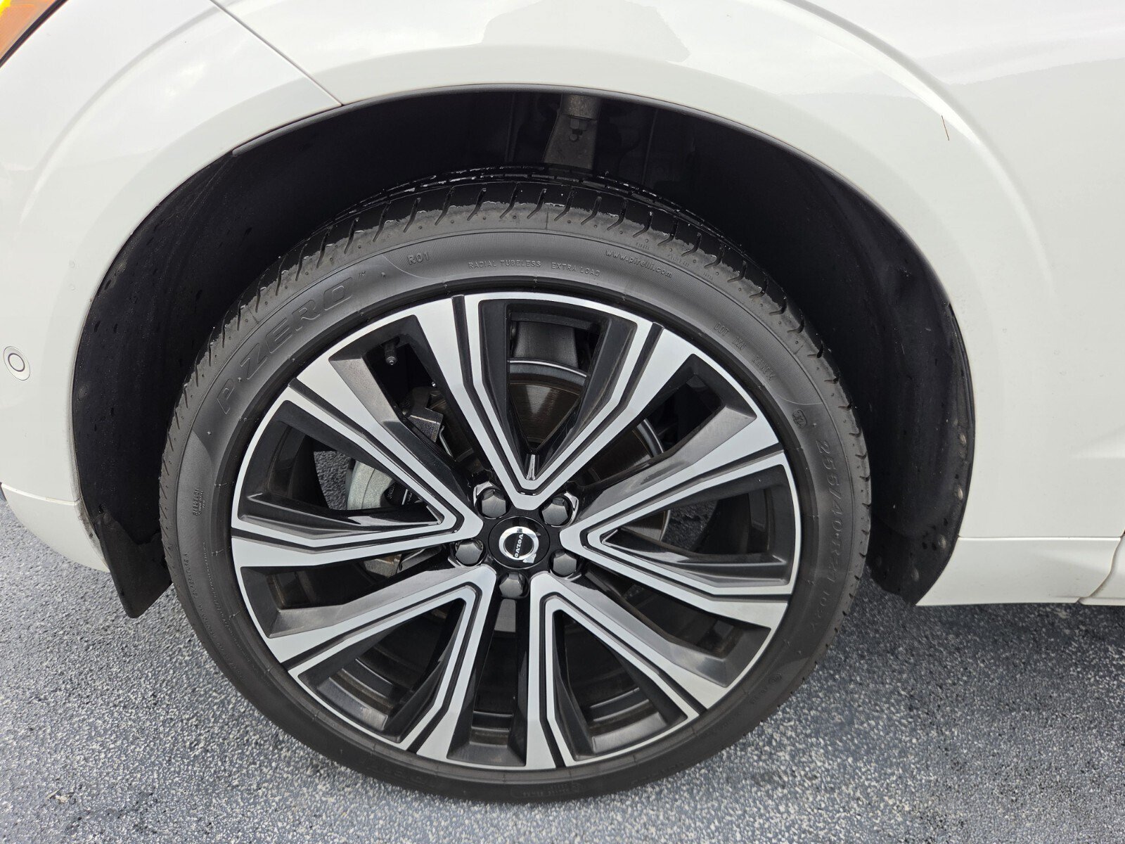 Used 2023 Volvo XC60 B5 Ultimate w/ Climate Package FWD image 11