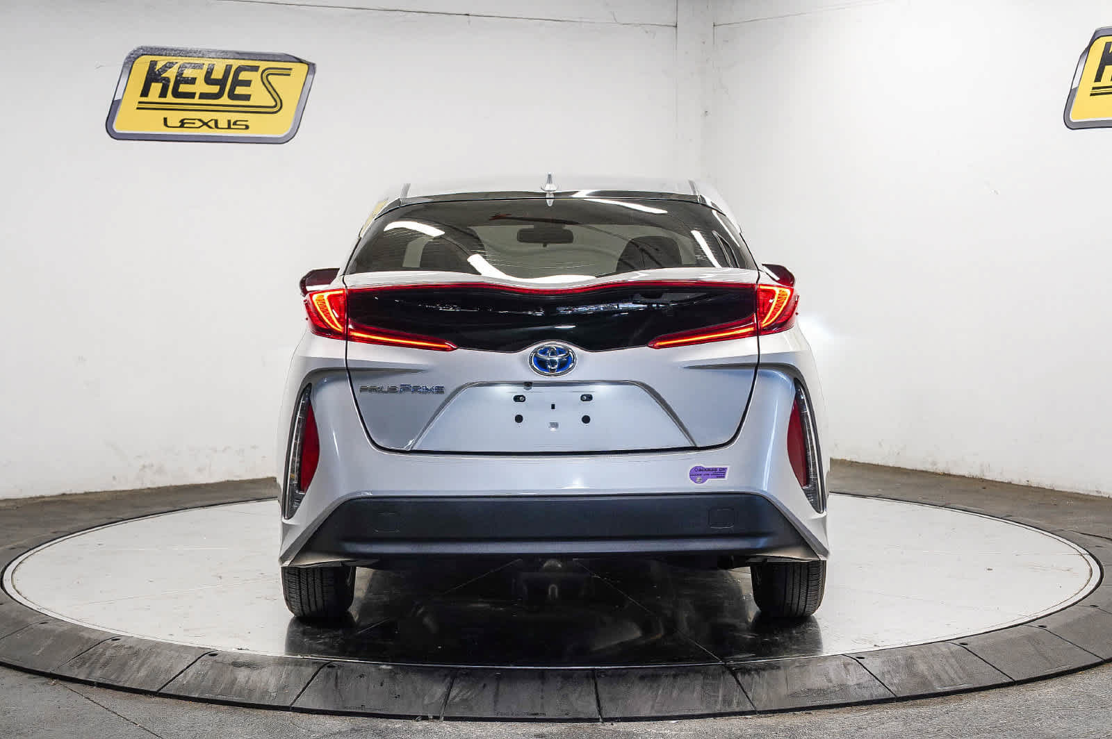 Used 2018 Toyota Prius Prime Premium w/ Carpet Mat Package FWD image 3