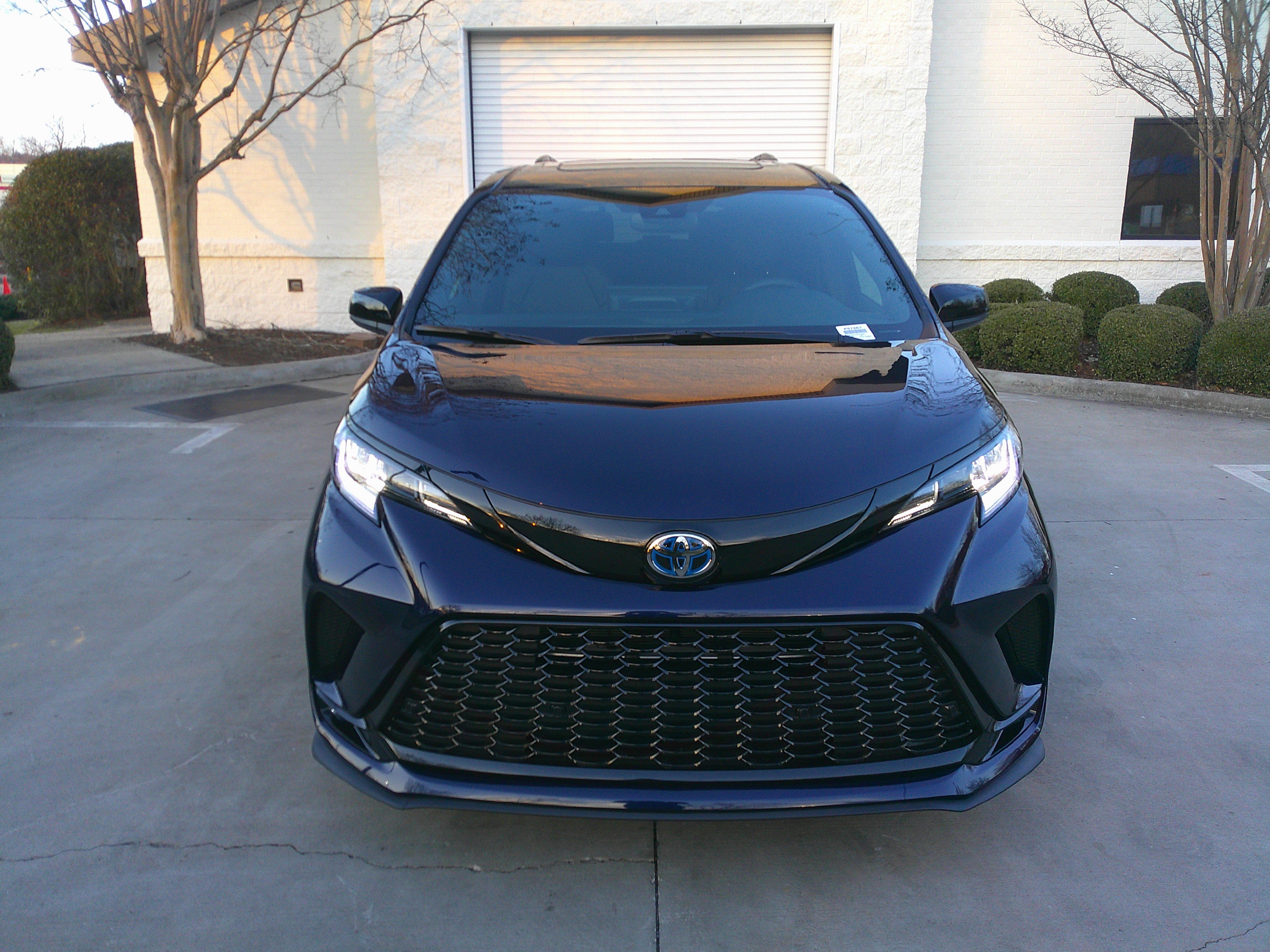 Used 2025 Toyota Sienna XSE w/ XSE Plus Package image 3