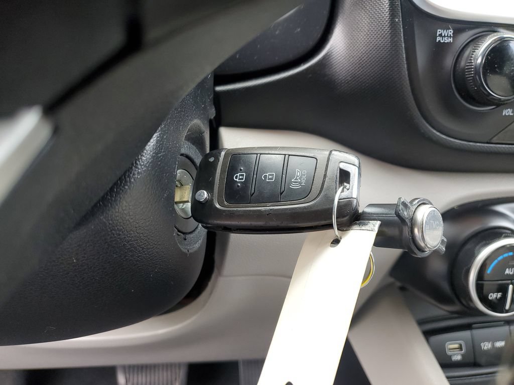 Used 2023 Hyundai Venue SEL FWD image 25