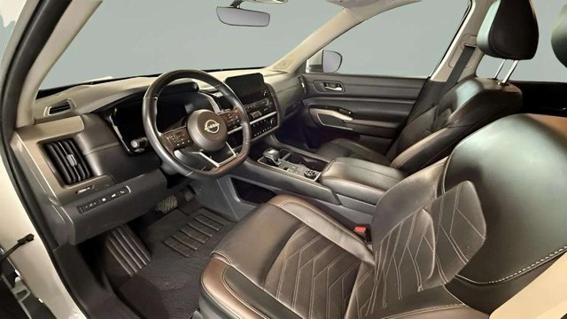 Used 2024 Nissan Pathfinder Platinum image 14
