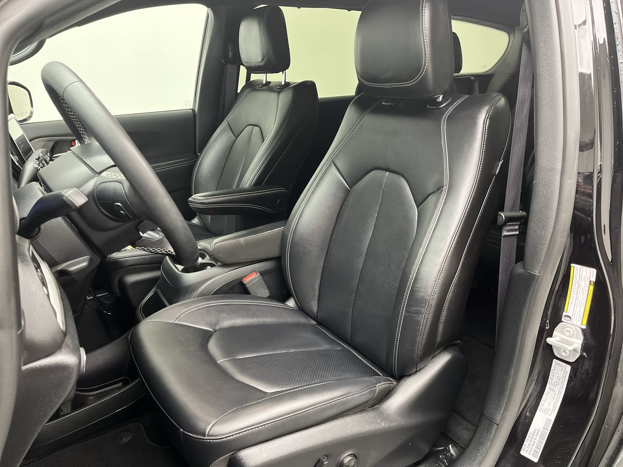 Used 2025 Chrysler Pacifica Select FWD image 9