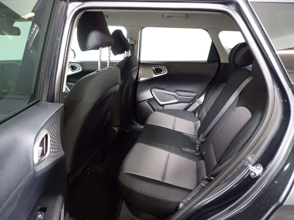 Used 2025 Kia Soul LX w/ LX Technology Package FWD image 28
