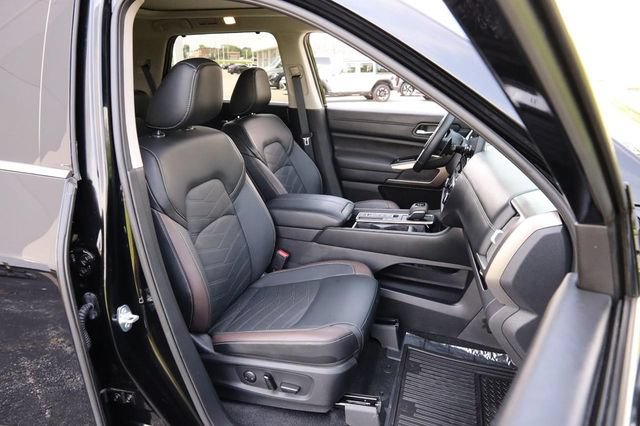 Certified 2025 Nissan Pathfinder Platinum w/ Cargo Package FWD image 31