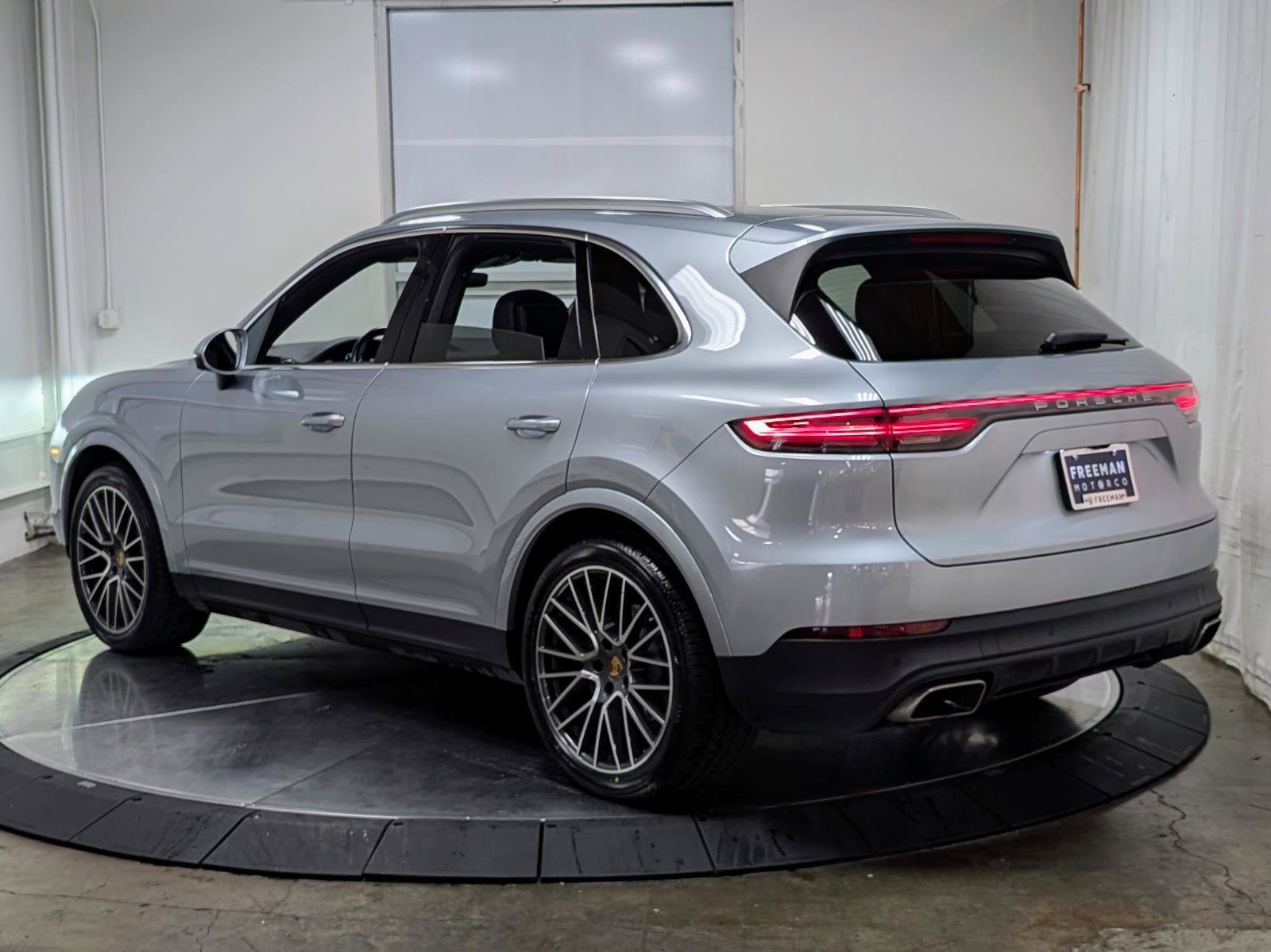 Used 2023 Porsche Cayenne Platinum Edition image 7
