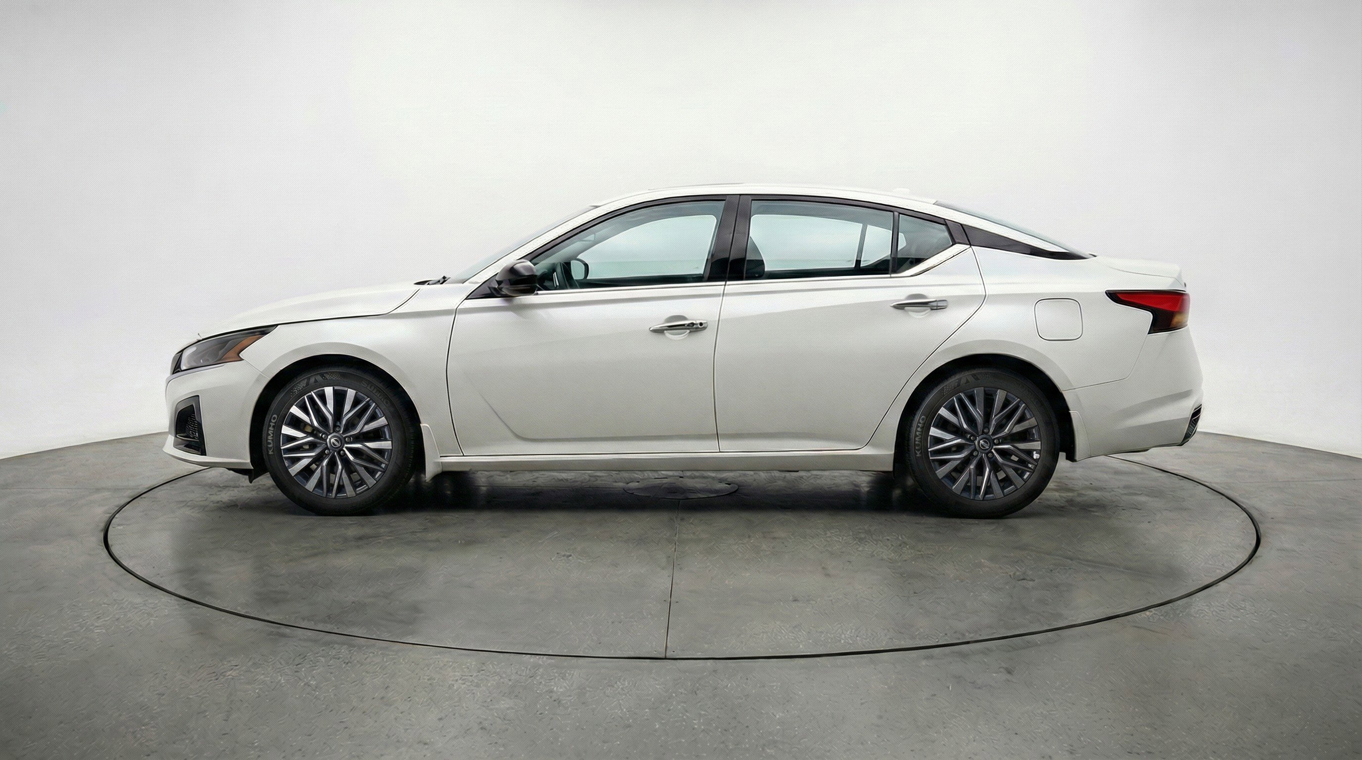 Used 2025 Nissan Altima 2.5 SV FWD image 5