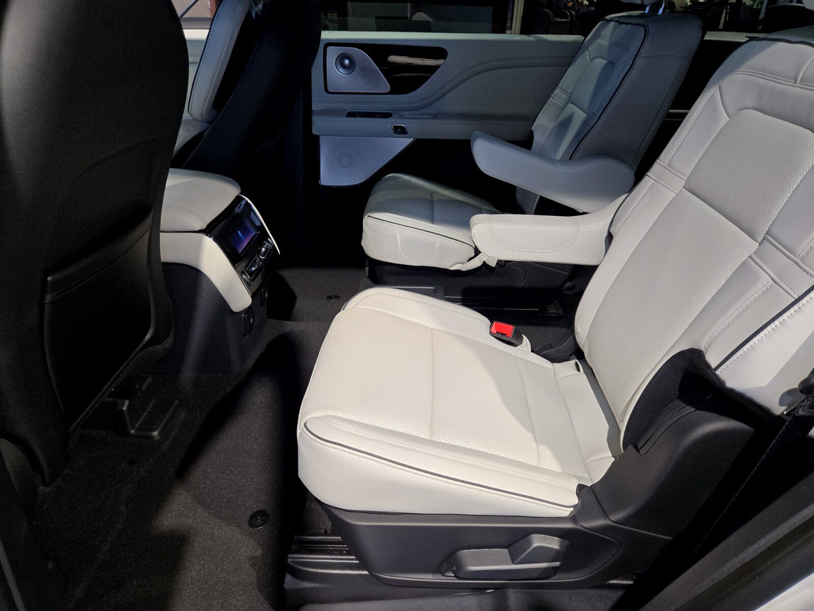 New 2027 Lincoln Aviator Black Label w/ Jet Appearance Package AWD/4WD image 13