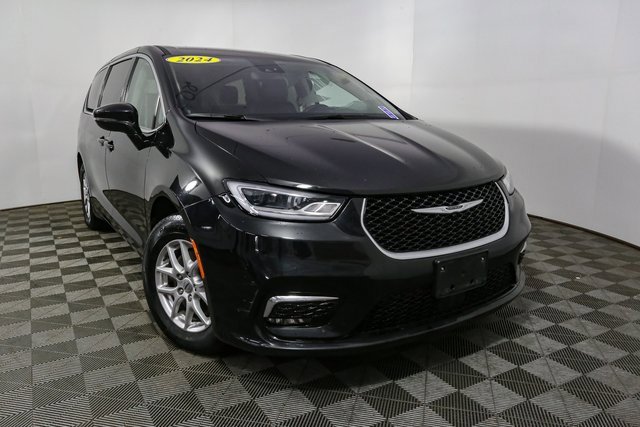 Used 2024 Chrysler Pacifica Touring-L image 3