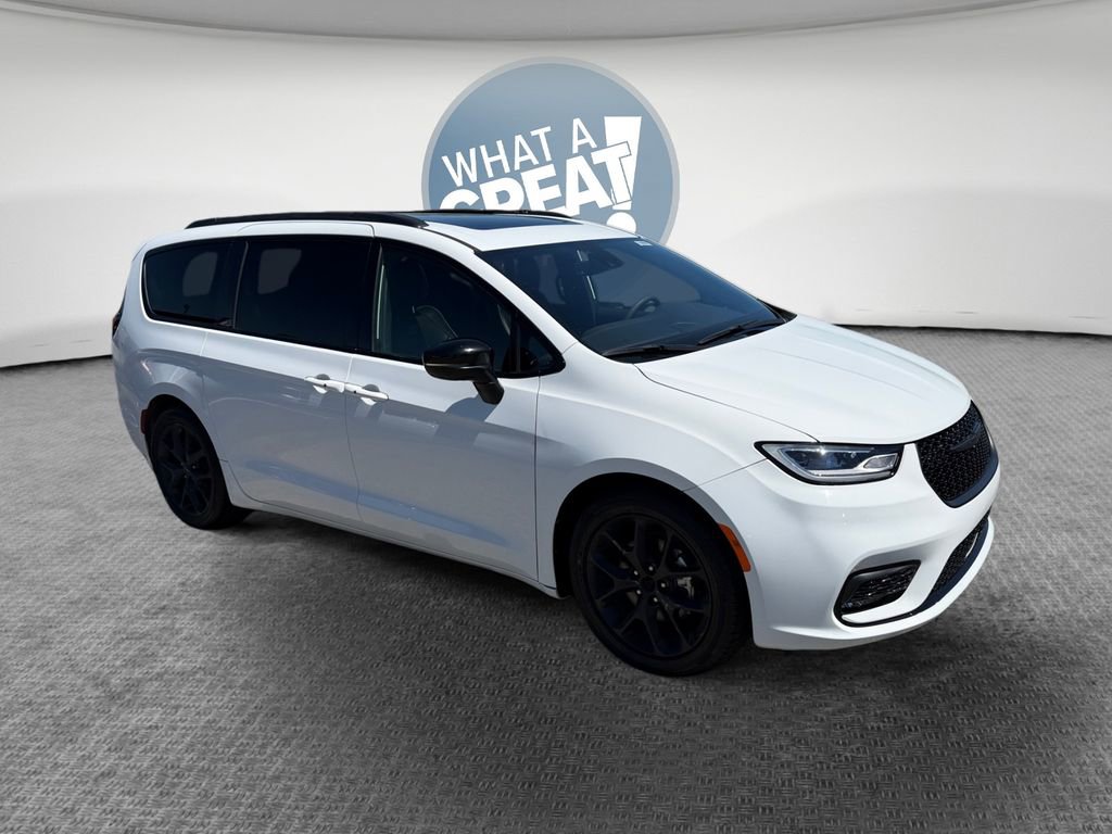 Used 2025 Chrysler Pacifica Limited FWD image 1