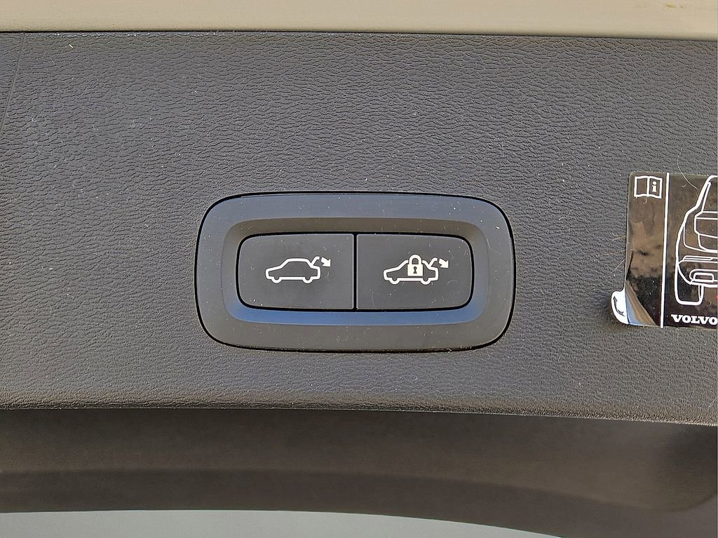 Used 2021 Volvo XC40 T5 Momentum w/ Advanced Package image 14