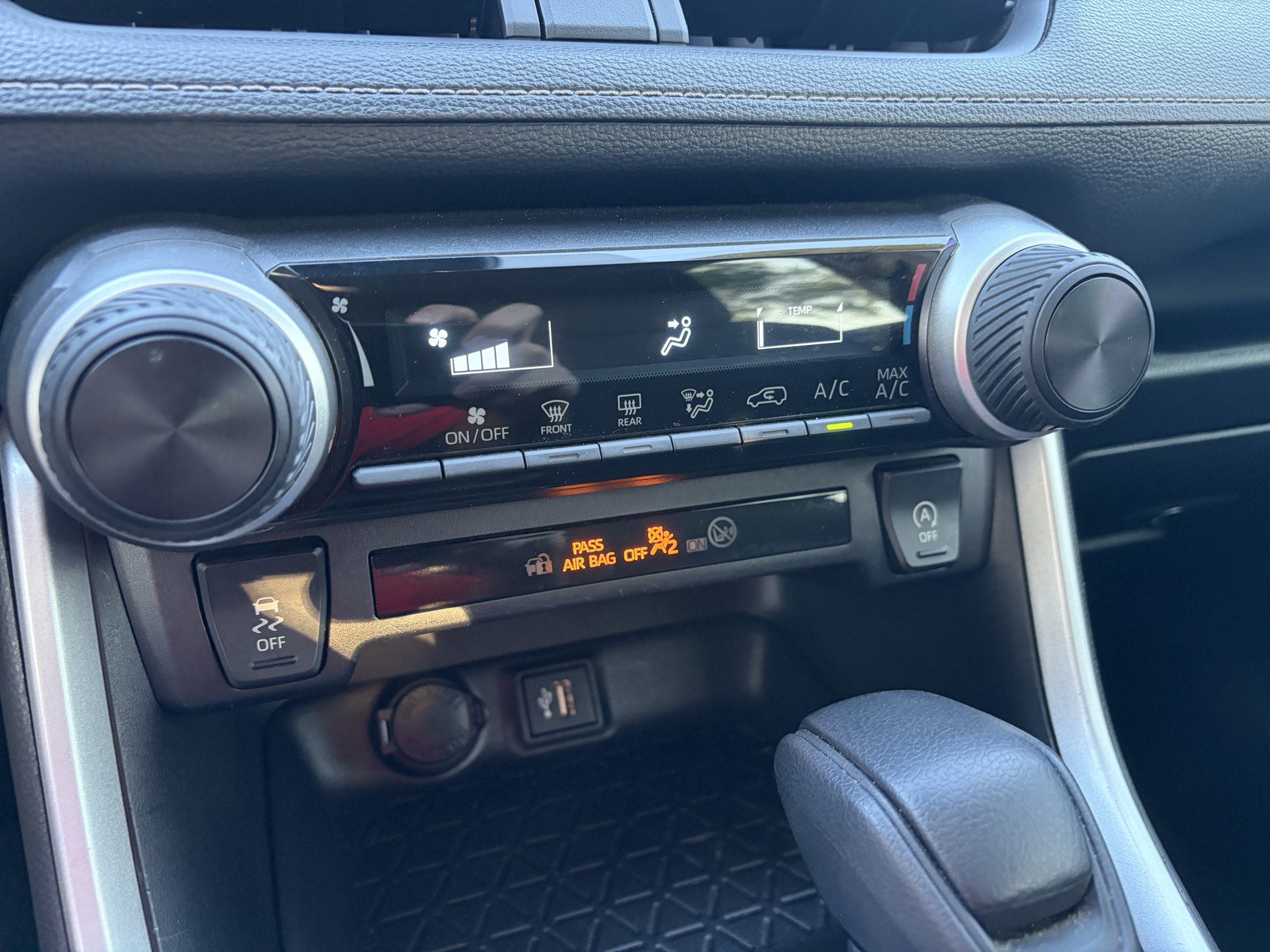 Used 2024 Toyota RAV4 LE AWD/4WD image 19