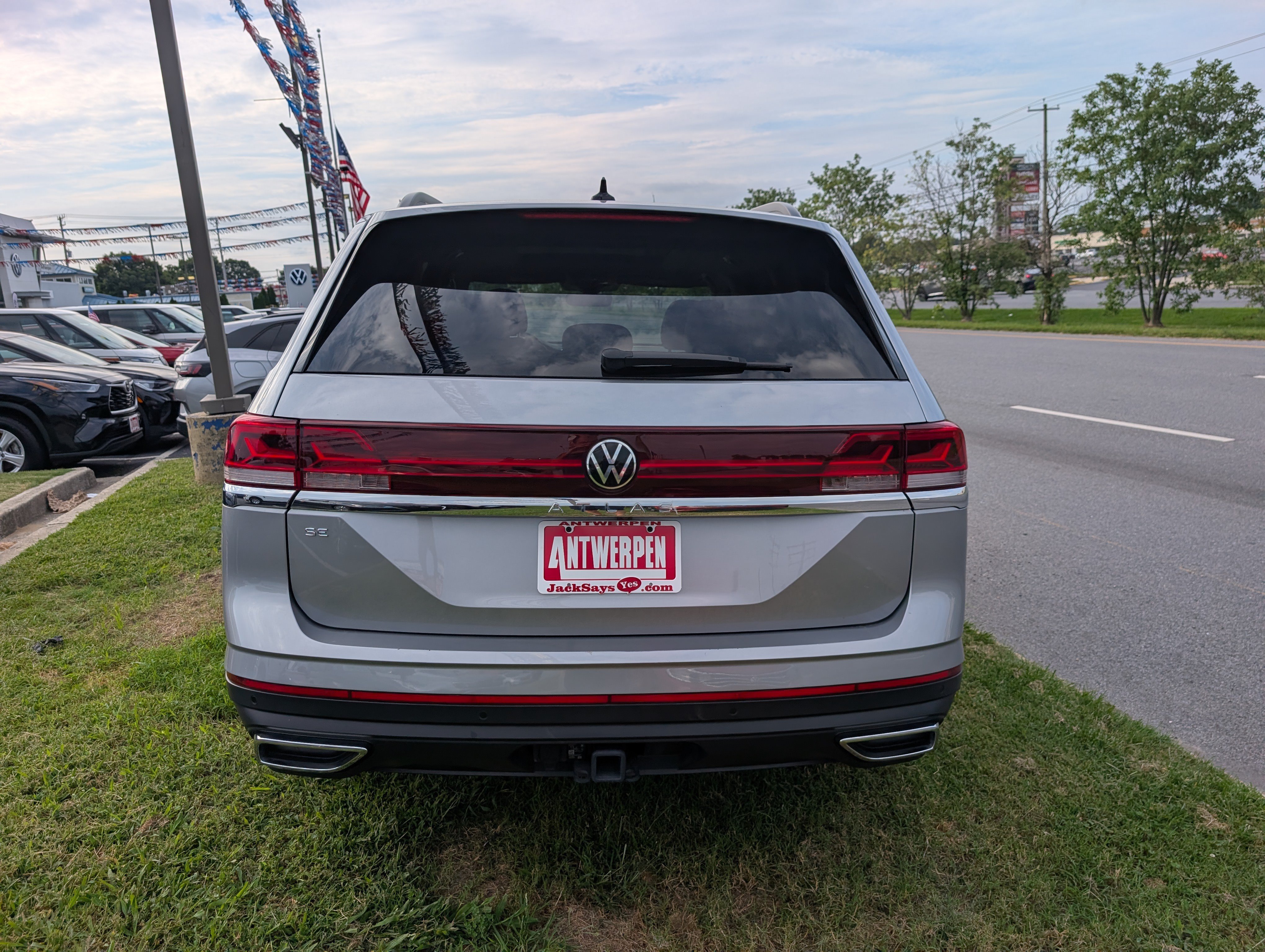 Used 2026 Volkswagen Atlas SE w/ Panoramic Sunroof Package FWD image 4