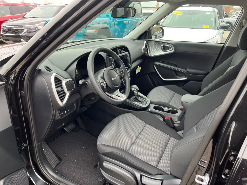 Used 2025 Kia Soul LX w/ LX Technology Package FWD image 12