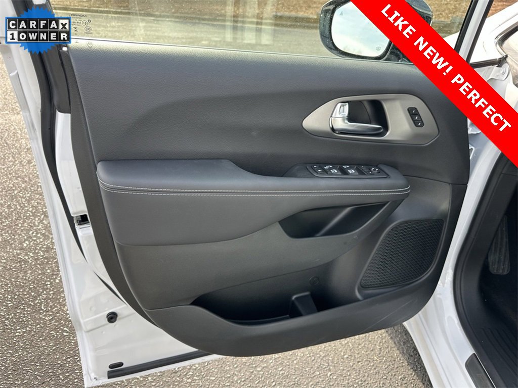 Used 2025 Chrysler Pacifica Select image 12