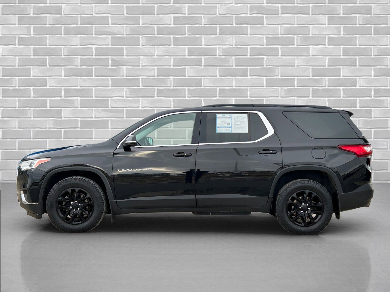 Used 2019 Chevrolet Traverse LT image 2