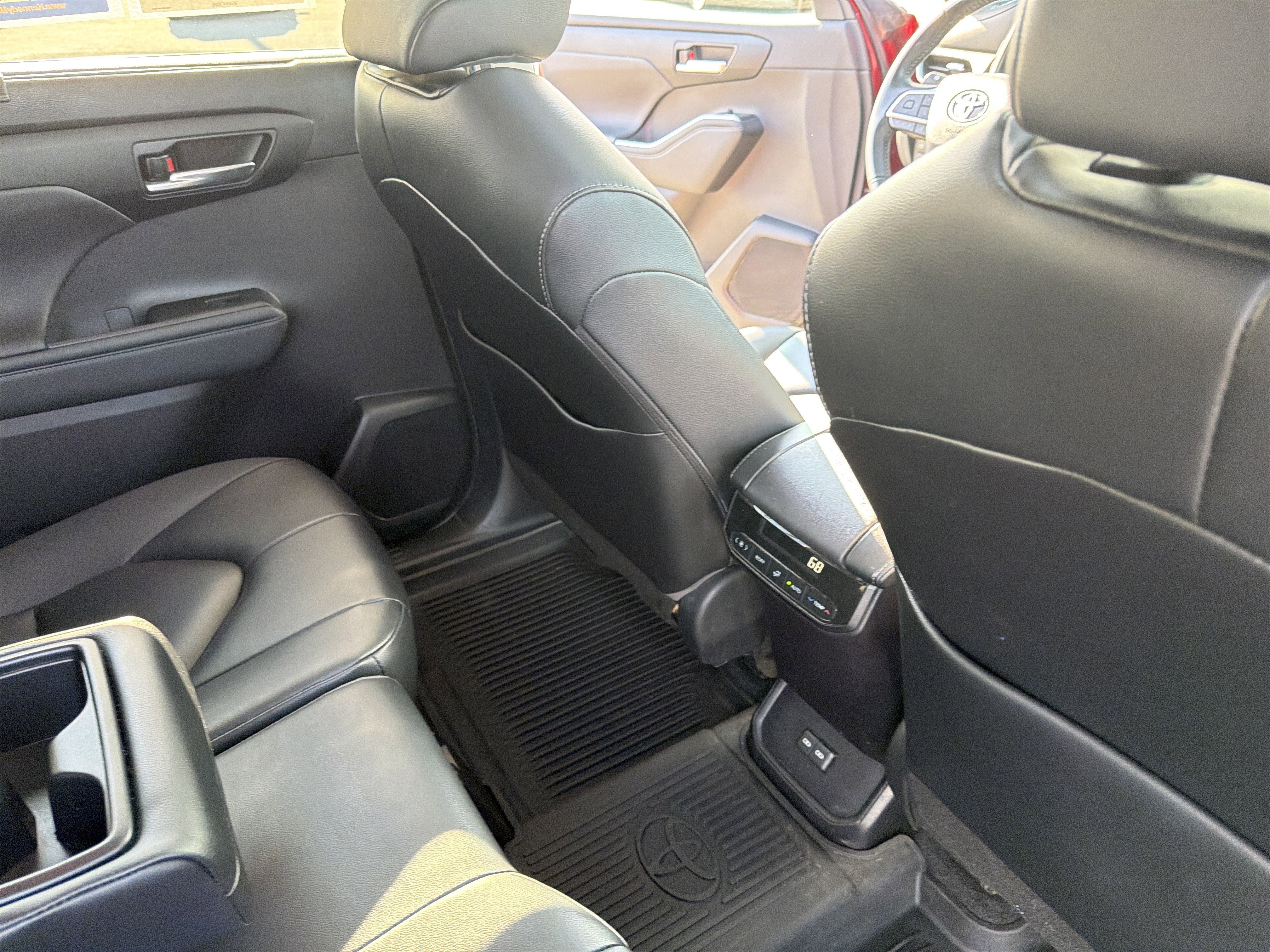 Used 2023 Toyota Highlander XLE AWD/4WD image 76