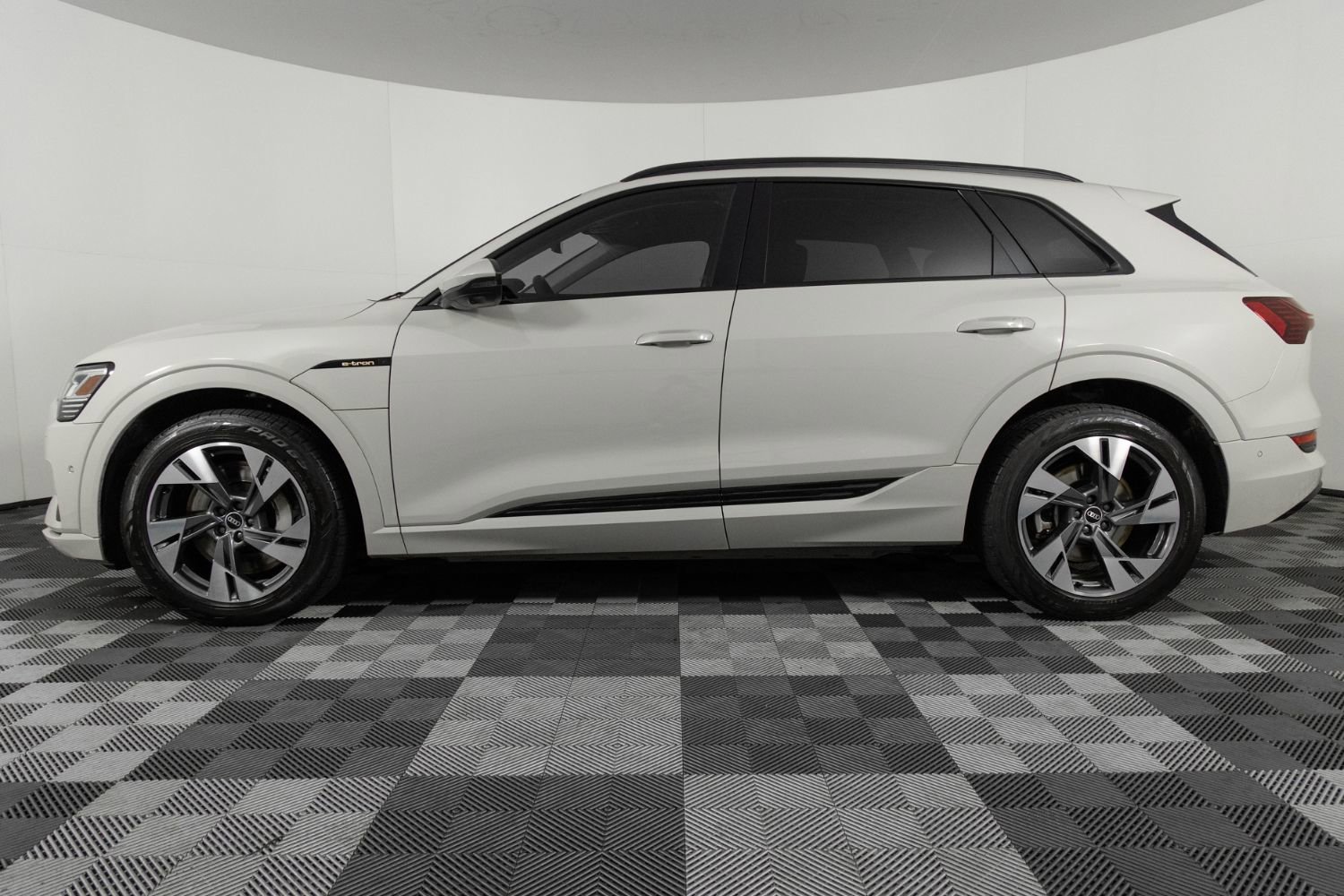 Used 2021 Audi e-tron Premium w/ Convenience Plus Package image 3