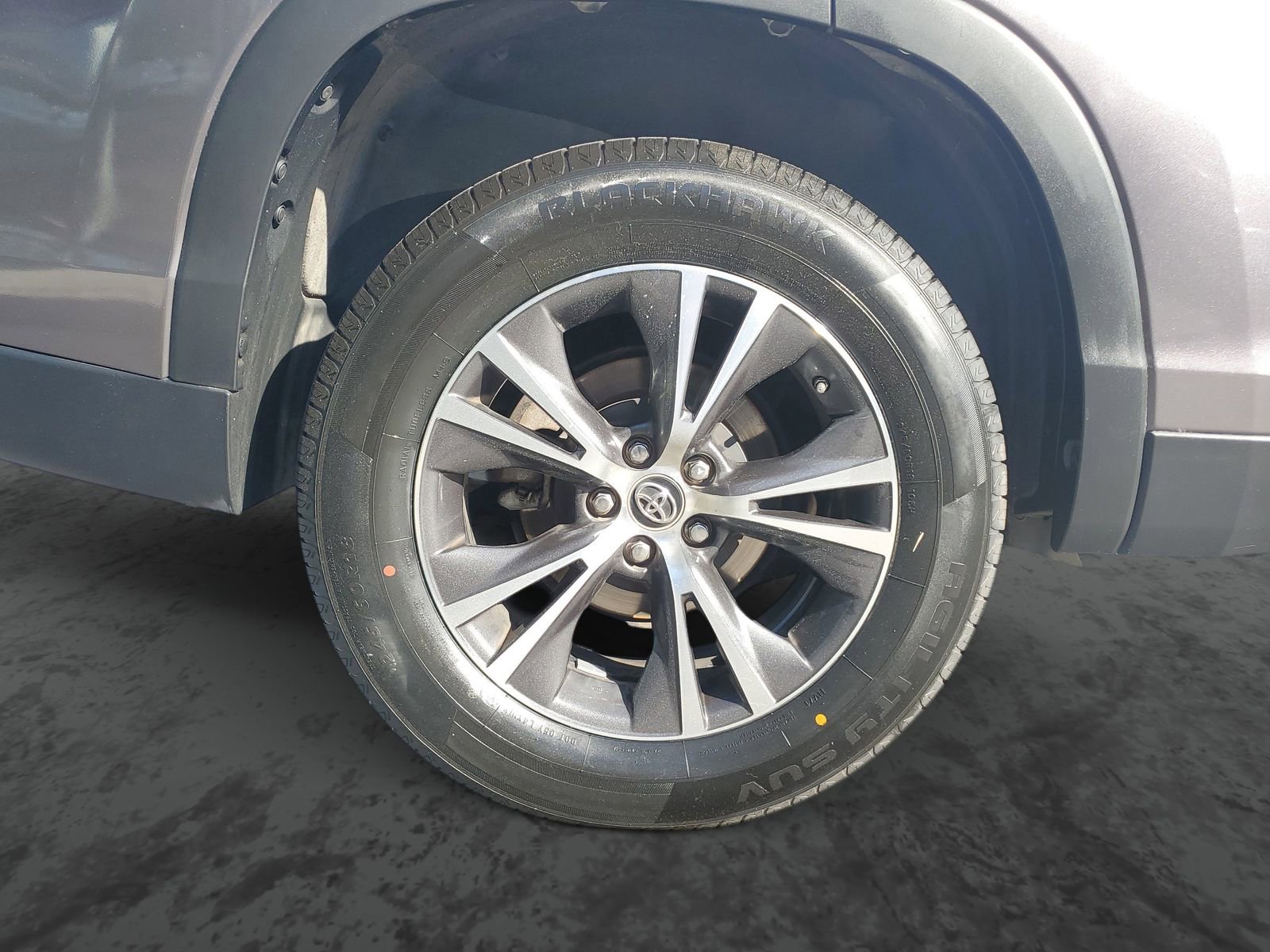 Used 2019 Toyota Highlander LE w/ Carpet Mat Package (TMS) image 5