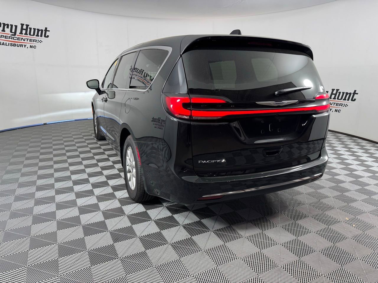 Used 2025 Chrysler Pacifica Select image 9