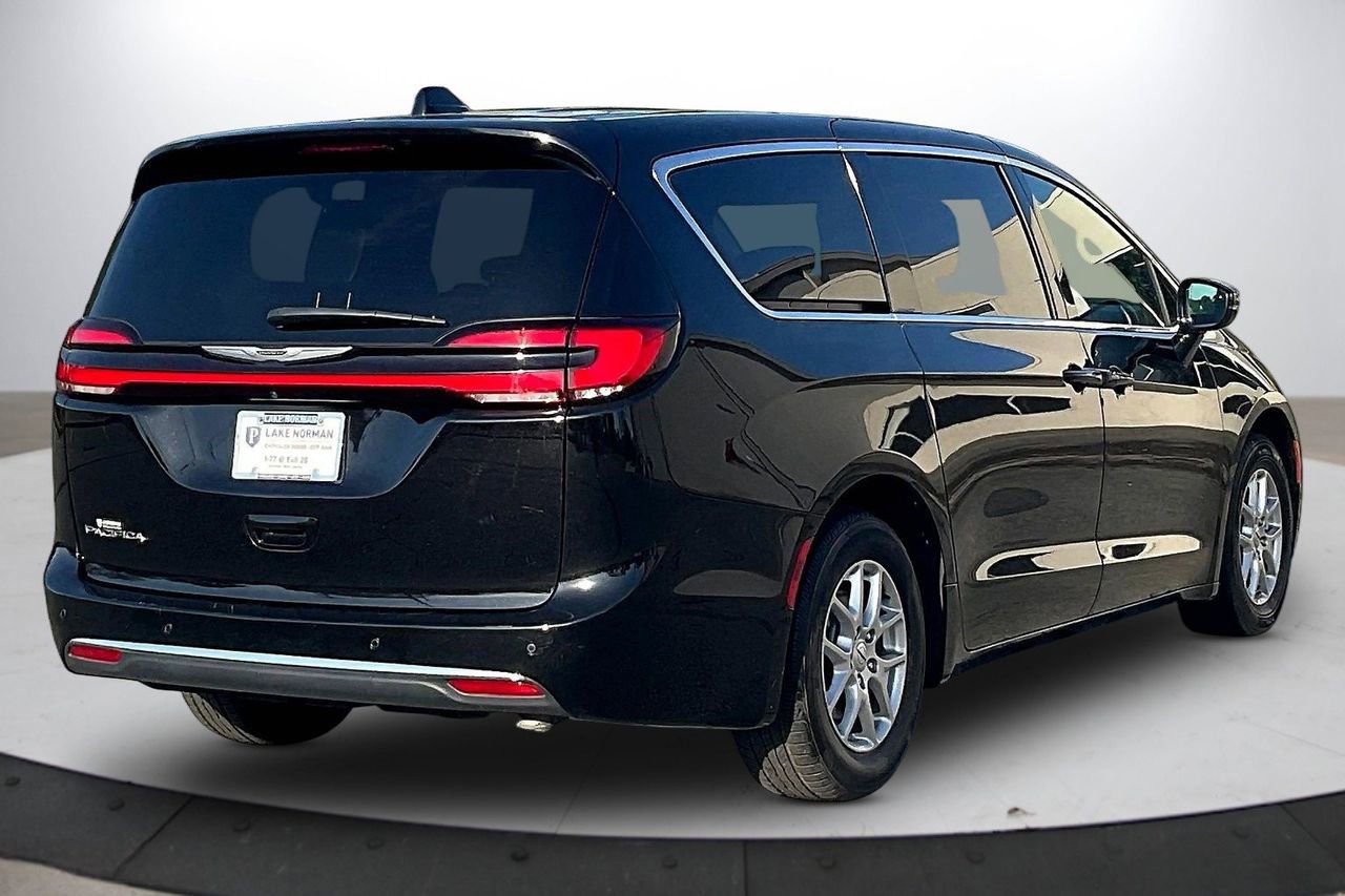 Used 2025 Chrysler Pacifica Select image 9