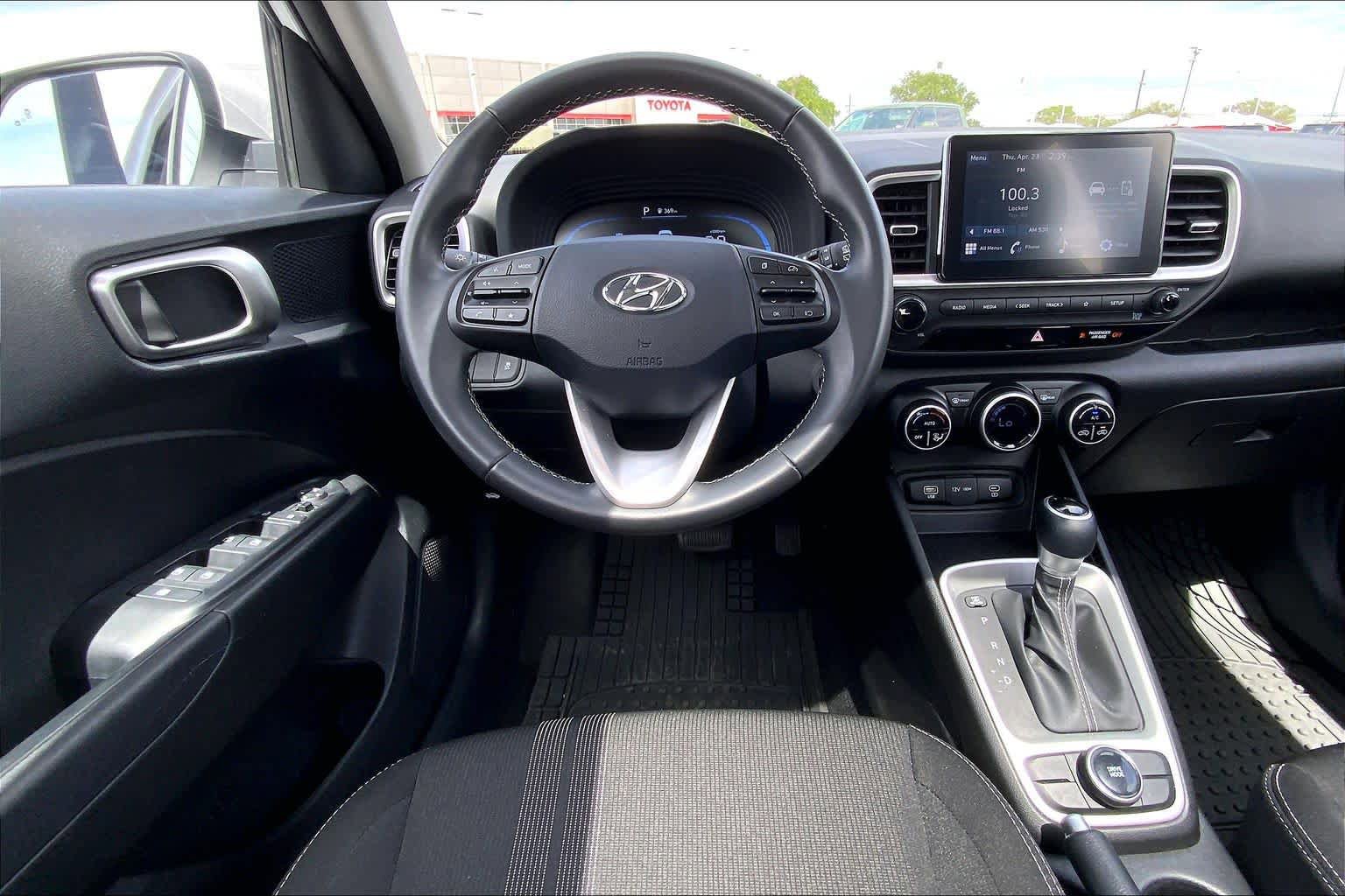 Used 2025 Hyundai Venue SEL FWD image 6
