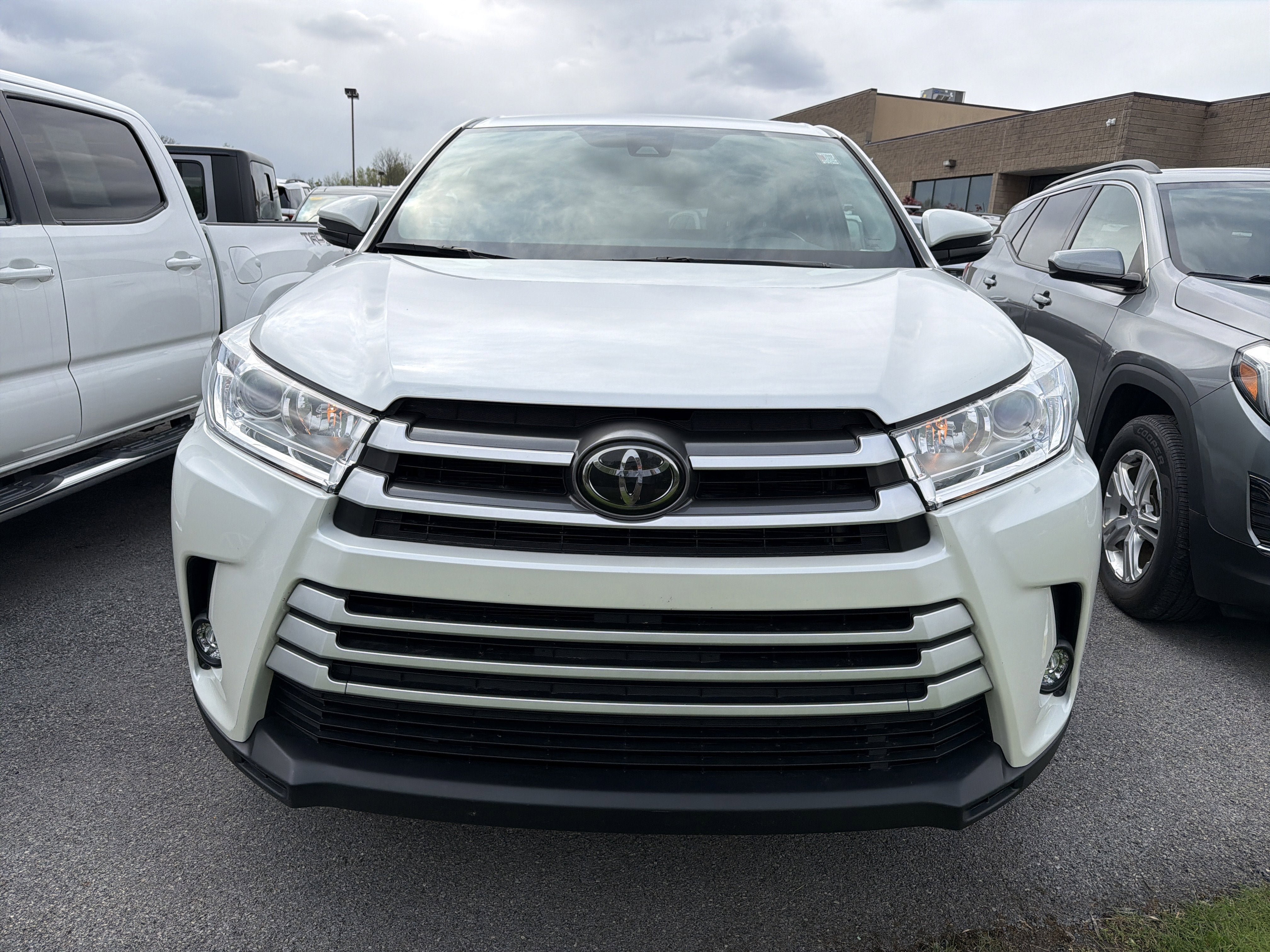 Used 2019 Toyota Highlander Plus AWD/4WD image 3